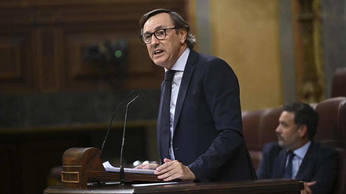 El diputado del PP Rafael Hernando defiende el apoyo de su partido a una ley de Vox para que las Fuerzas Armadas intervengan contra la "inmigración ilegal".