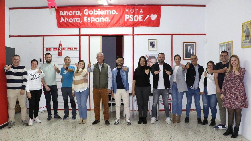 Miembros del Partido Socialista de la Aldea de San Nicolás junto al alcalde Tomas Pérez