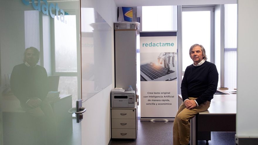 Rivas en la oficina donde desarrolla la inteligencia artificial que mejor escribe en español.