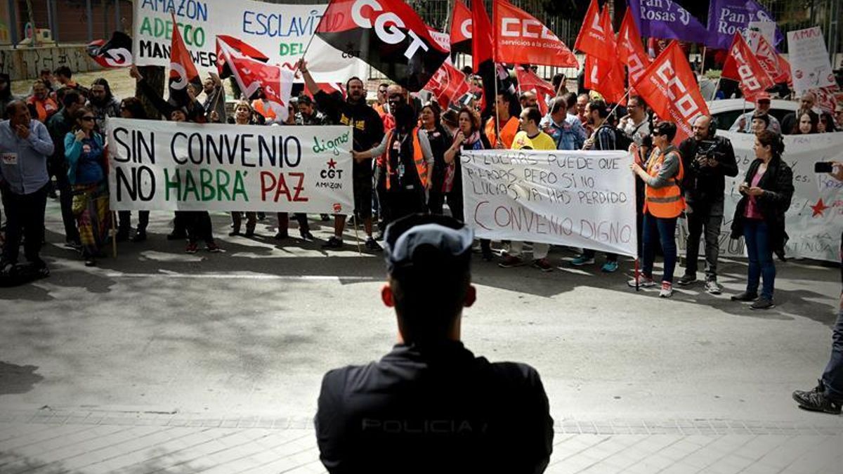 Jornada de protesta de los trabajadores de Amazon en el centro logístico de San Fernando (Madrid).