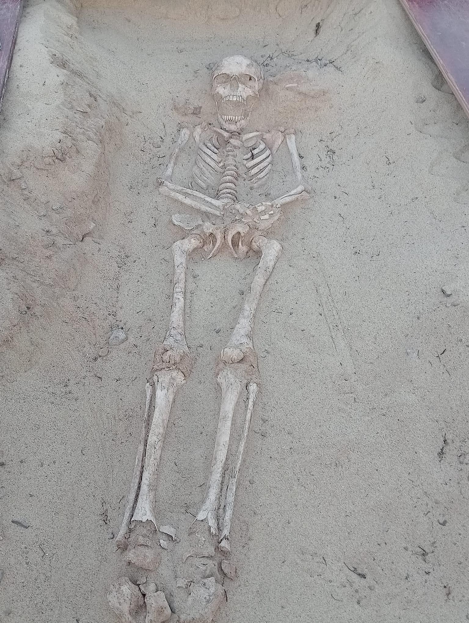 Así apareció el cuerpo de la mujer, enterrado en el cauce del barranco en el que se asentaron los normandos