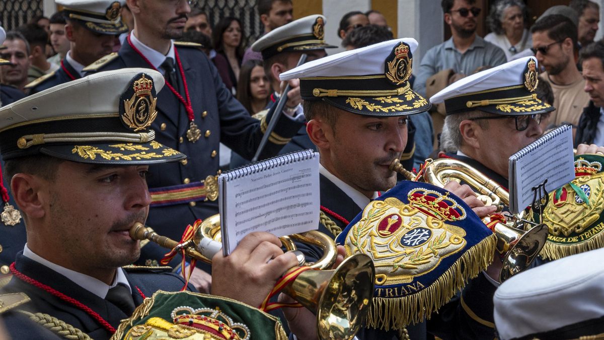 Músicos de las Tres Caídas tras el paso de la Lanzada