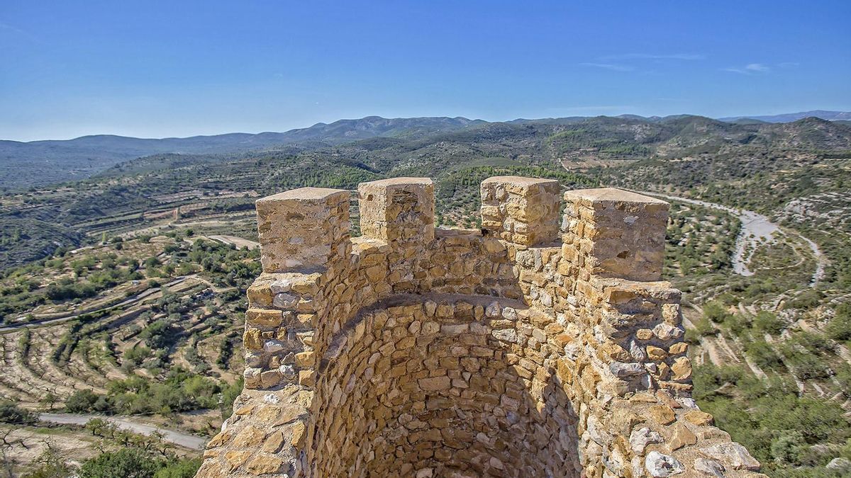 El castillo formó parte de una sólida línea defensiva que conectaba las plazas de Peñíscola, Xivert y Morella