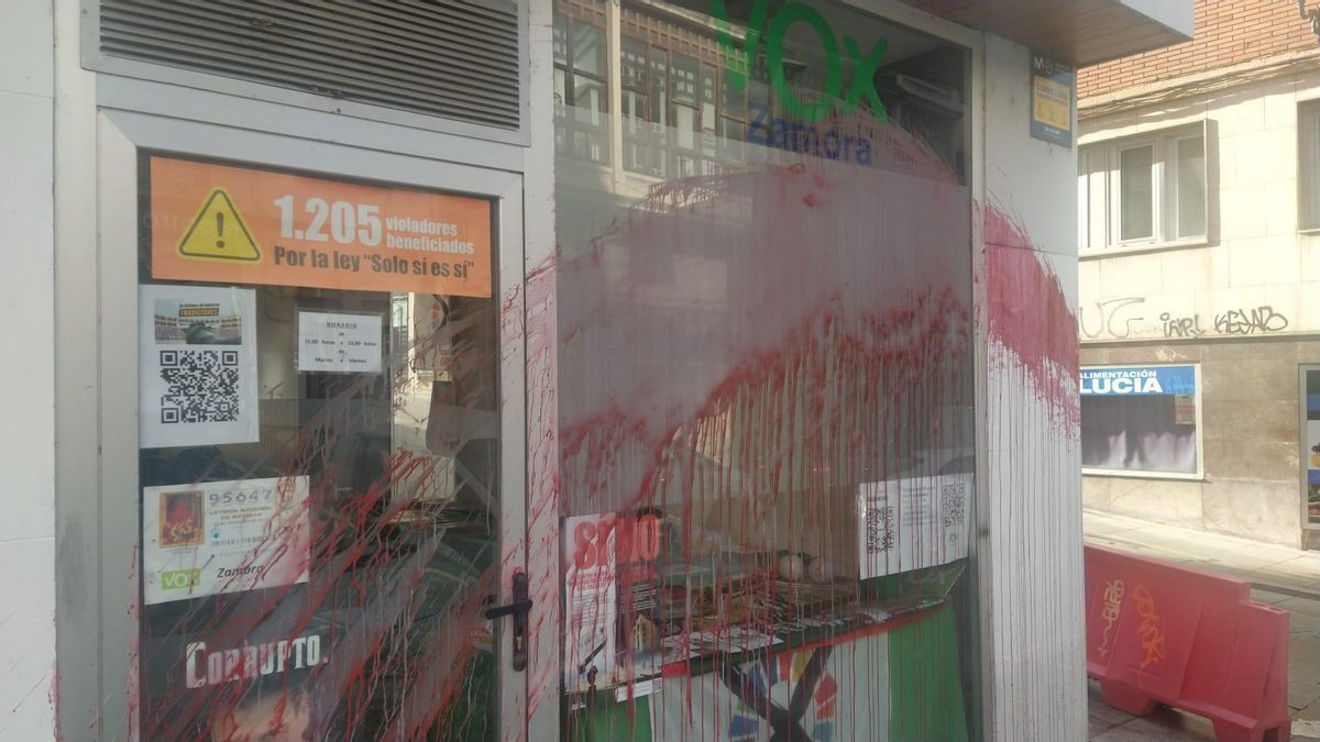 Vandalizan con pintura roja la sede de Vox en Zamora