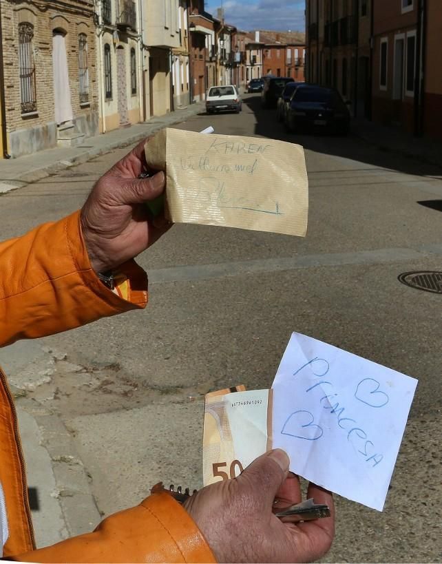 Billete y la nota que le dejaron a una vecina en el cesto de la bicicleta. / Brágimo / ICAL