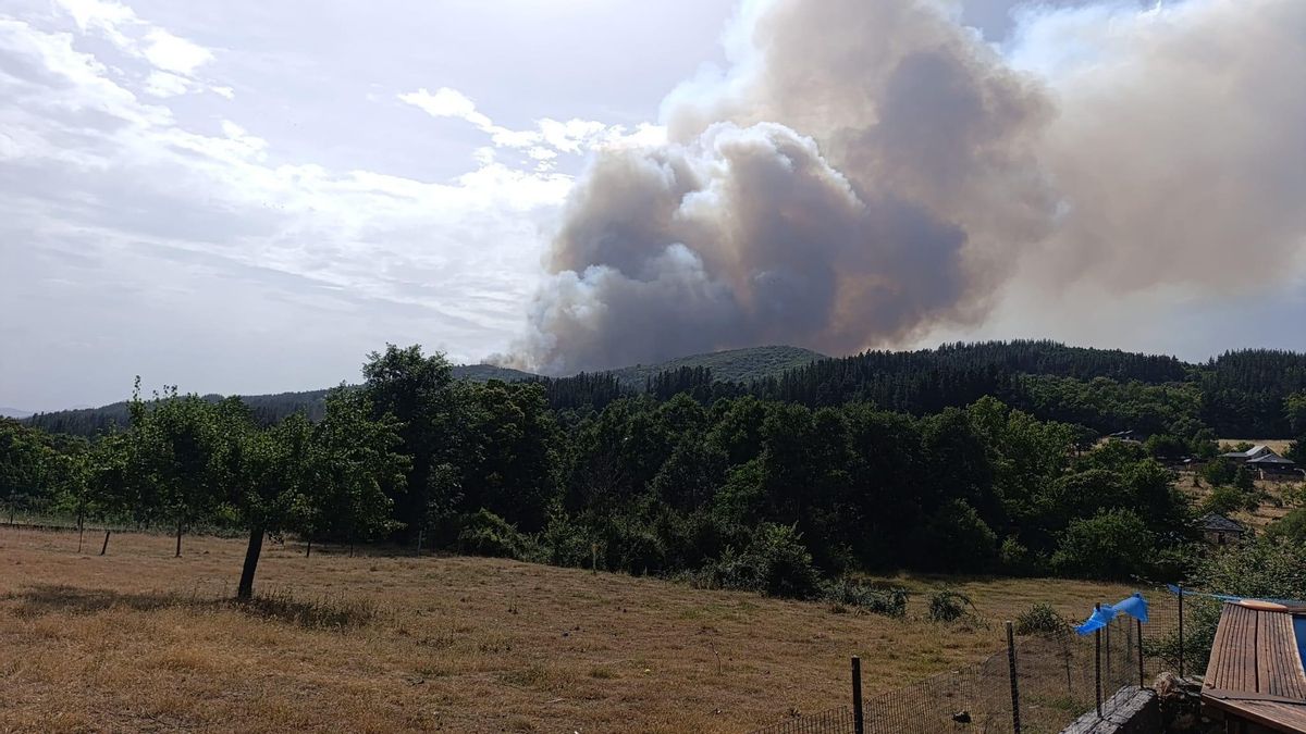 Incendio en San Vicente, entre Sancedo y Arganza, desde Ocero
