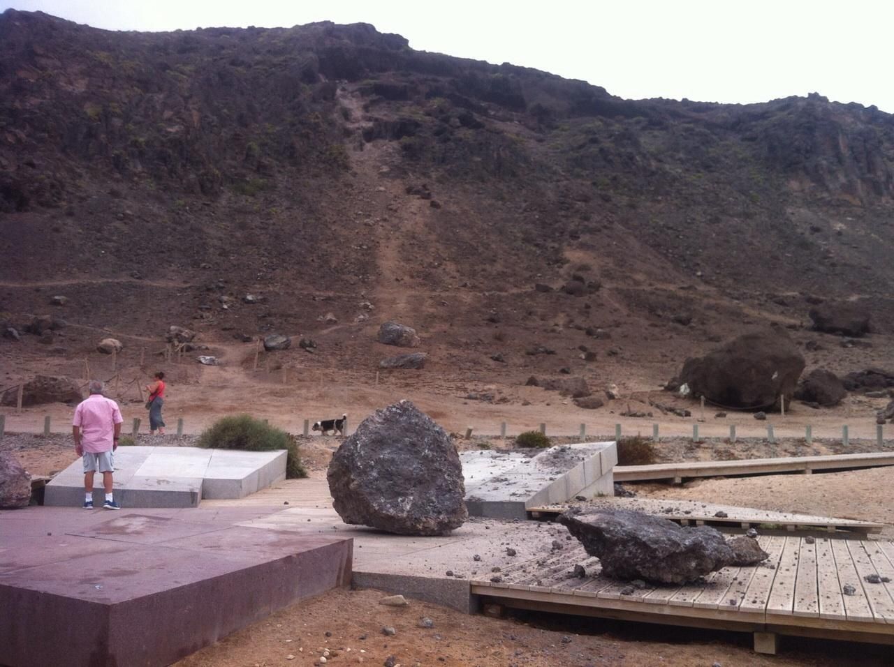 Derrumbe de piedras en la zona del conjunto arqueológico de la Cueva de Los Canarios, por la Playa de El Confital.