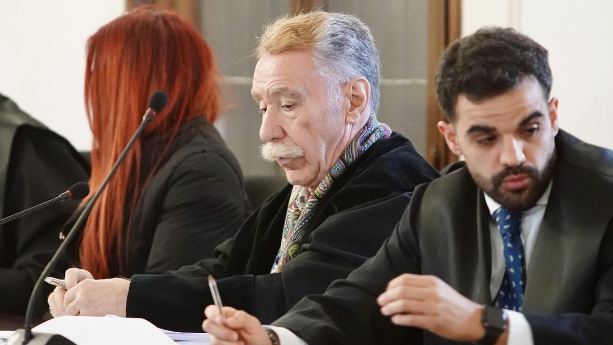 El famoso abogado Marcos García Montes ejerce la defensa de Manuel Gutiérrez Ruiz, acusado de asesinato.