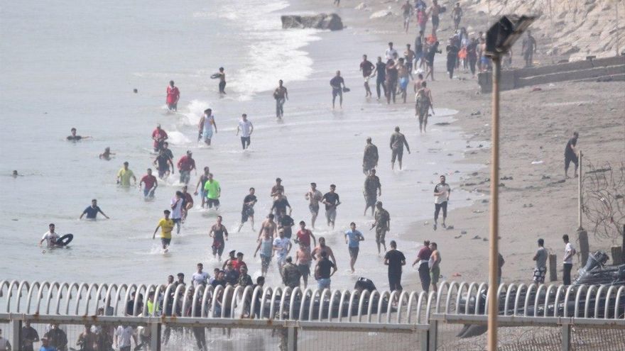 Miles de personas cruzan a Ceuta en la mayor entrada desde la crisis de 2021: "Queremos ayudar a nuestros padres, allí no hay nada"