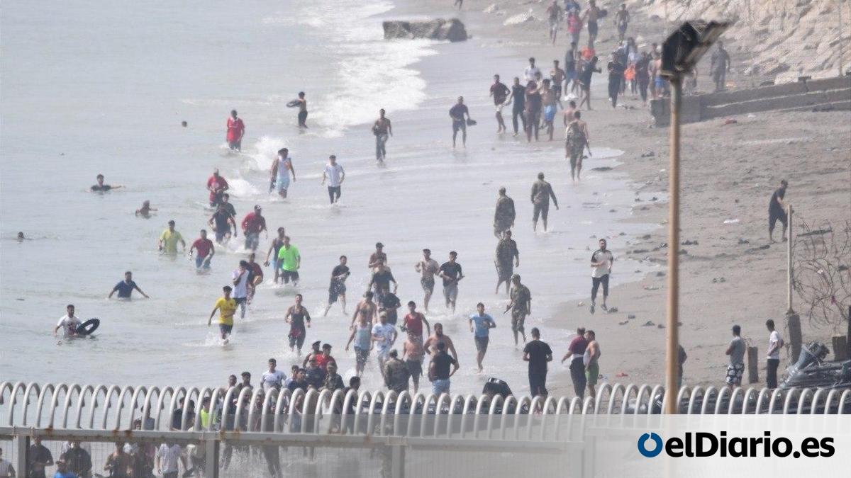 Miles de personas cruzan de Marruecos a la española Ceuta: “Queremos ayudar a nuestros padres, allí no hay nada”