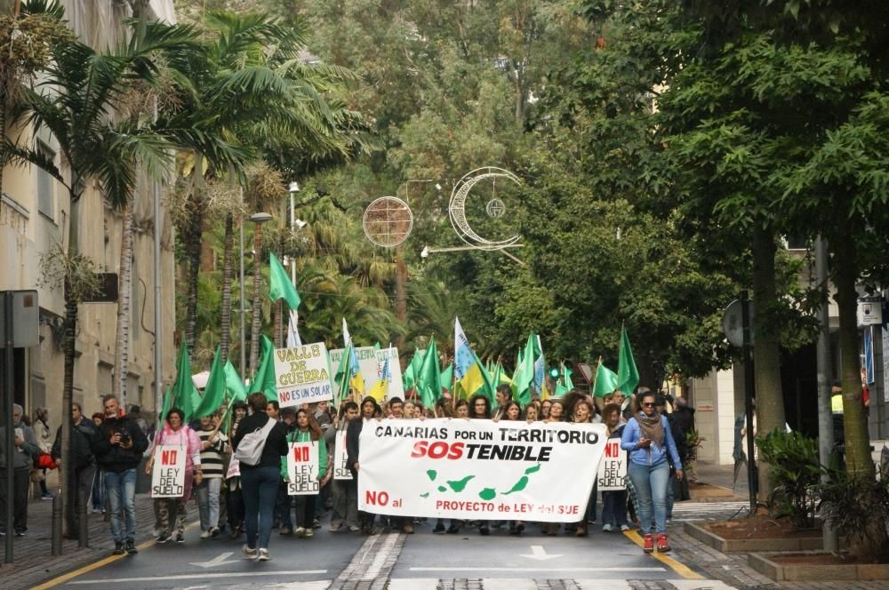 La manifestación contra la Ley del Suelo, a su paso por la calle del Pilar