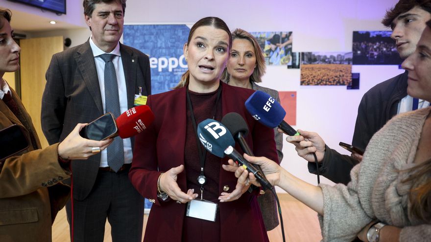 - La presidenta de las Islas Baleares, Marga Prohens, atiende a los medios tras participar en la reunión del grupo parlamentario EPP del Comité de las Regiones, este miércoles. EFE/Pablo Garrigós