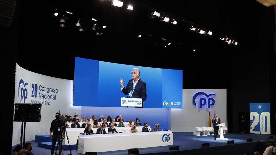 El presidente del Comité Organizador del Congreso, Esteban González Pons interviene en el XX Congreso Nacional del partido en Sevilla que comienza este viernes y que elegirá por aclamación a su nuevo presidente: Alberto Núñez Feijóo.