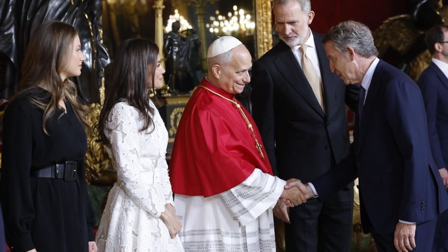 El líder del PP, Alberto Núñez Feijóo, saluda al papa León XIV en el Salón del Trono del Palacio Real. EFE/Chema Moya