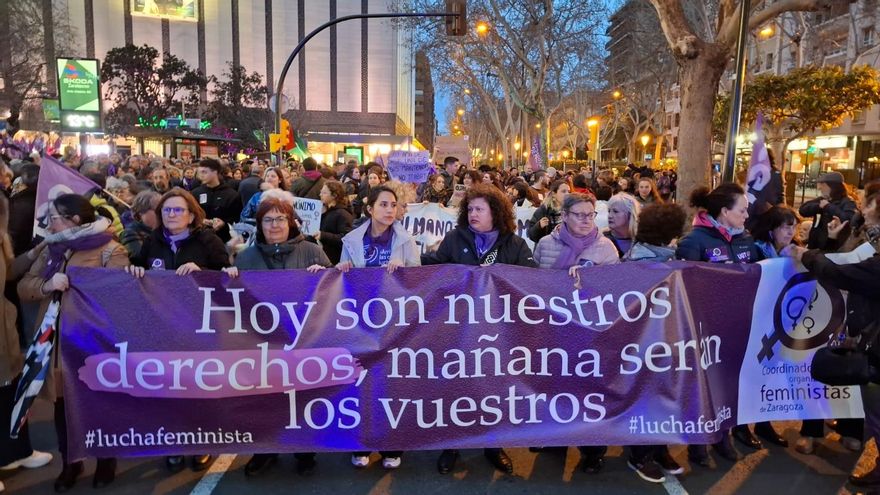 Miles de personas mantienen encendida la llama del feminismo en Aragón: “Hoy son nuestros derechos, mañana serán los vuestros”