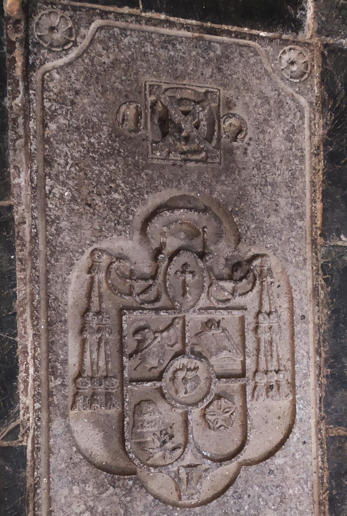 Detalle de la parte de arriba de la Lápida del Obispo Grau en la Catedral de Astorga.