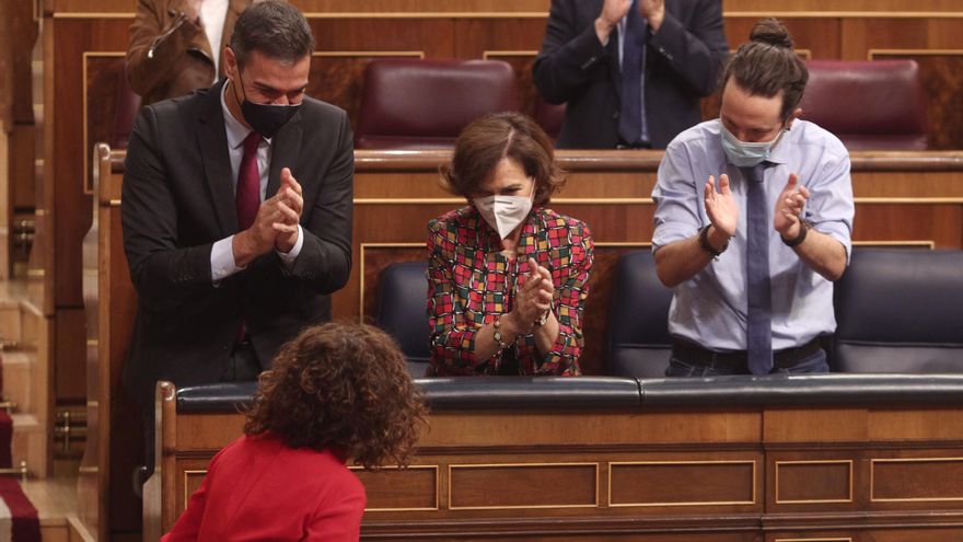 (I-D) El presidente del Gobierno, Pedro Sánchez; la vicepresidenta primera y ministra de la Presidencia, Relaciones con las Cortes y Memoria Democrática, Carmen Calvo; y el vicepresidente de Derechos Sociales y Agenda 2030, Pablo Iglesias.
