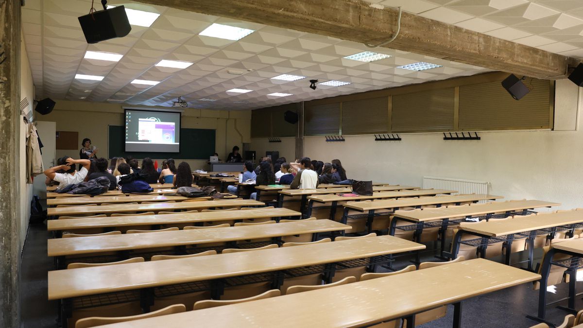 Una clase de la Facultad de Ciencias de la Información sin aire acondicionado.