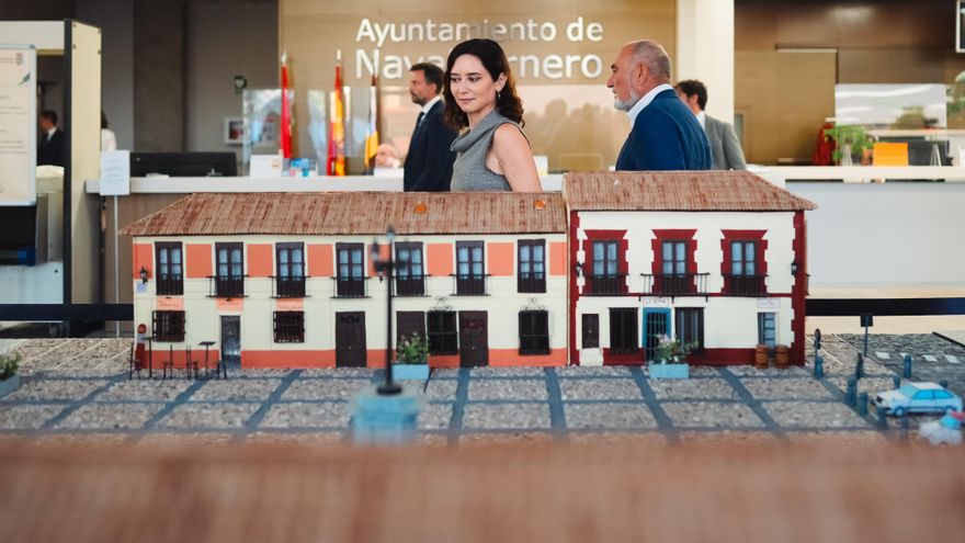 La presidenta de la Comunidad de Madrid, Isabel Díaz Ayuso, este miércoles en Navalcalnero, en cuyo Ayuntamiento se celebra la reunión del Consejo de Gobierno de forma extraordinaria.