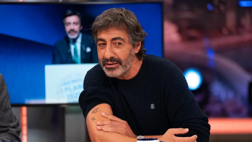 Juan del Val muestra el tatuaje que se ha hecho por su Premio Planeta