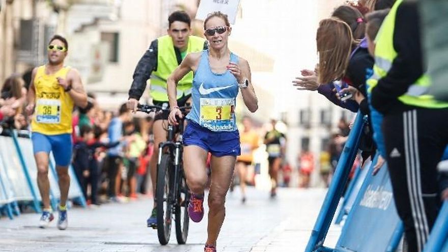 En la imagen, la primera mujer en llegar a la meta, Laura Sánchez. / Carlos S. Campillo / ICAL