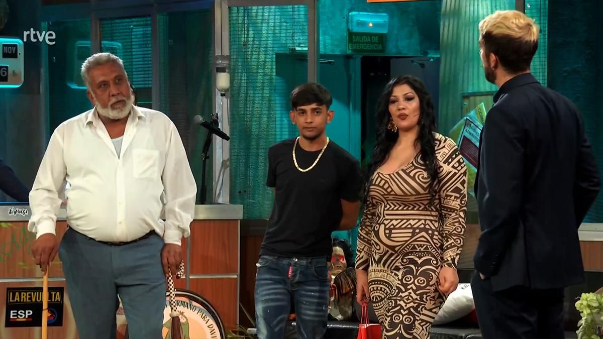 El reparto de 'Ciudad sin sueño' denuncia en 'La Revuelta' el estado de la Cañada Real: "Ojalá los reyes vieran lo que hay"