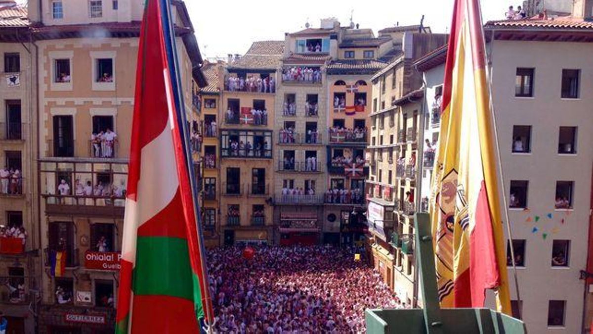 La ikurriña junto a la bandera española en el momento del 'txupinazo'.