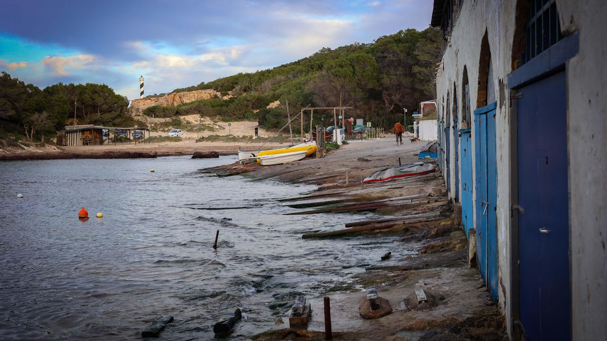 La cala de Portinatx y al fondo, el faro des Moscarter.