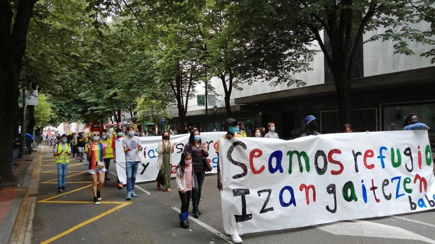 Cientos de personas se movilizan en las capitales vascas para defender que "nadie es ilegal"