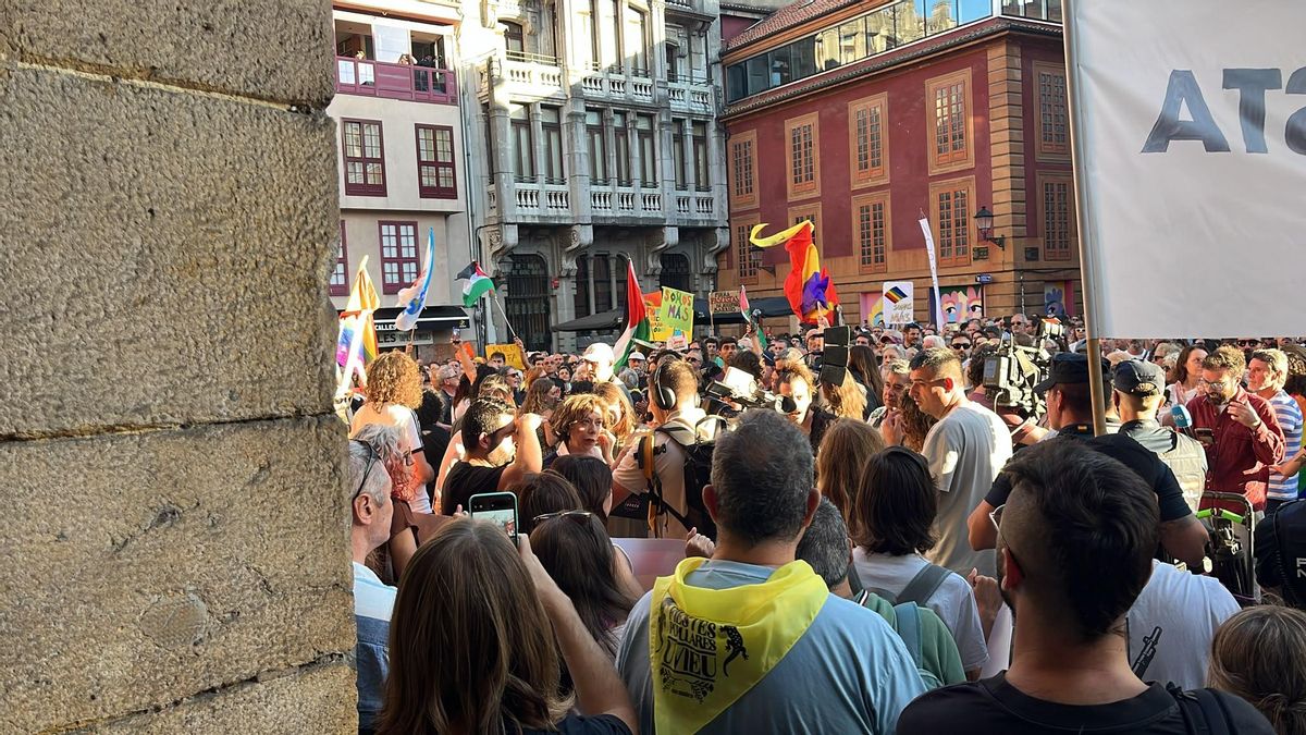 Concentración en la plaza del Ayuntamiento de Oviedo