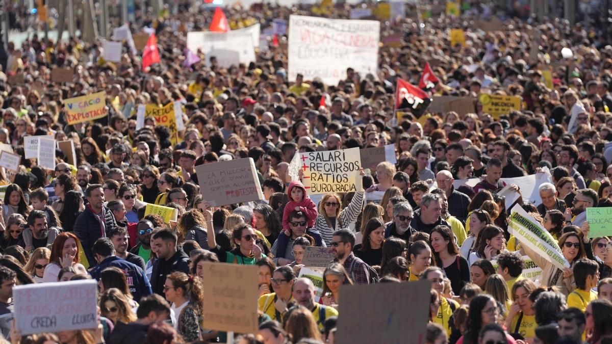 Cabecera de la manifestación de docentes en Barcelona.