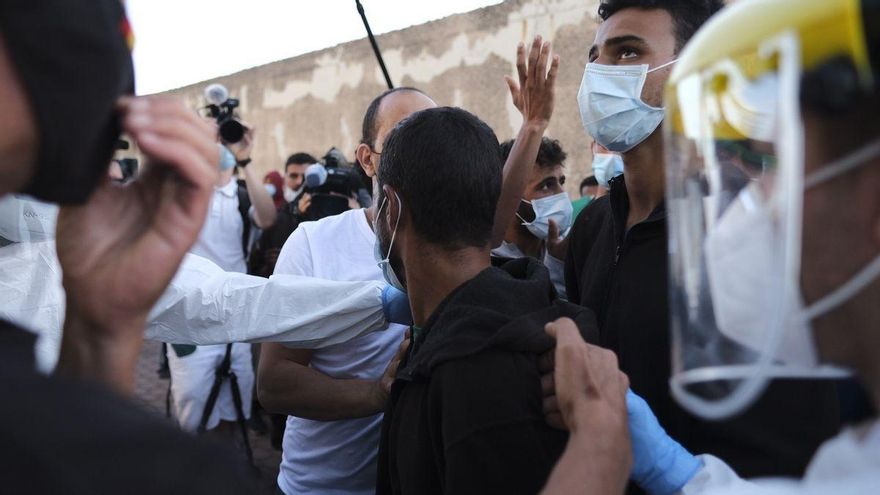 Vecinos de Gran Canaria se organizan para perseguir a personas migrantes: "Los moros van a morir, te lo digo así de claro"