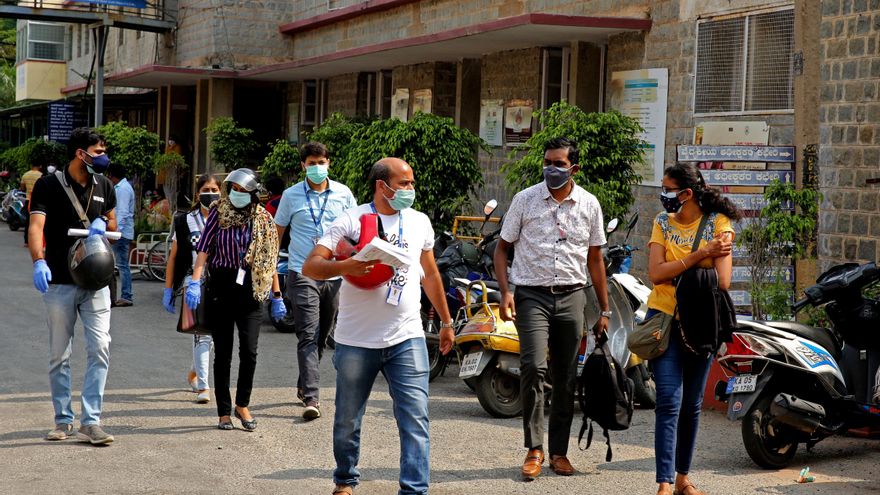 La gente india camina después de recibir la vacuna COVID-19 en el Hospital General de KC en Bangalore, India. EFE/EPA/JAGADEESH NV