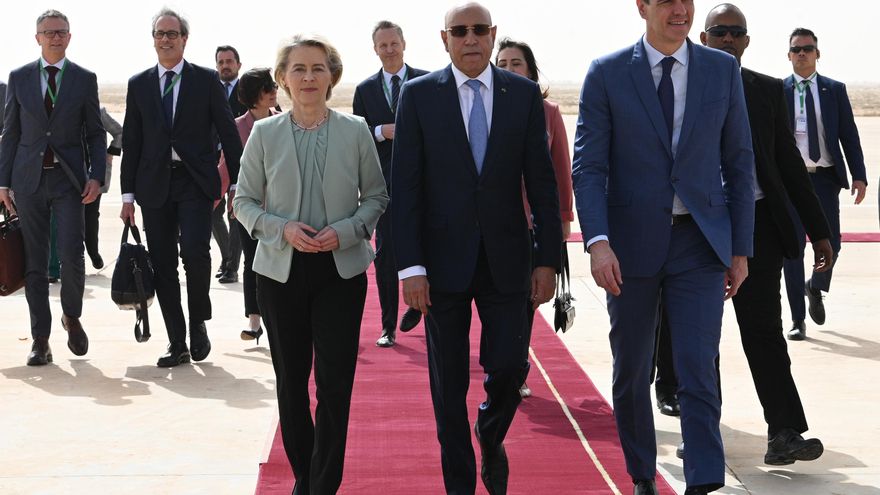 La presidenta de la Comisión Europea, Ursula Von der Leyen, el presidente de Mauritania, Mohamed Ould Ghazouani y el presidente del Gobierno, Pedro Sánchez, durante la visita de ambos líderes europeos al país africano.