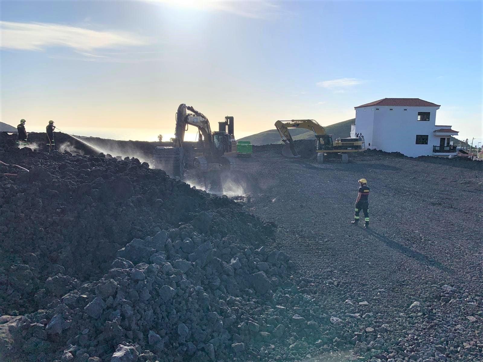 Obras para demoler las coladas y la reconstrucción del tramo de carretera situado en el cruce del barrio de La Laguna, en Los Llanos de Aridane.