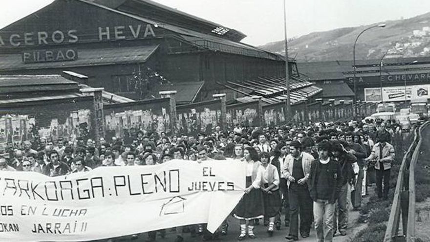 Protesta vecinal en el barrio de Ortxakoaga, en Bilbao.