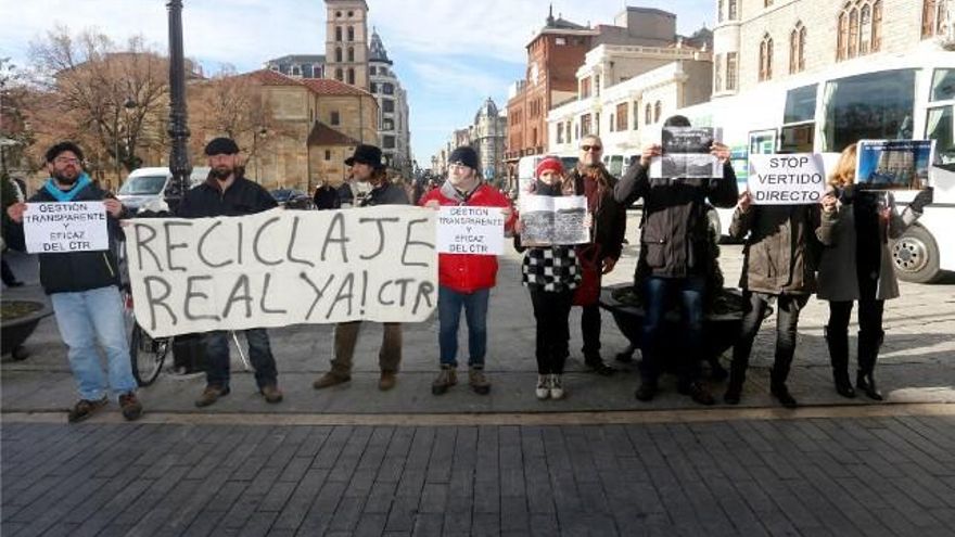 Concentración frente a la Diputación de León en contra de la gestión del CTR de San Román de la Vega. / Carlos S. Campillo / Ical