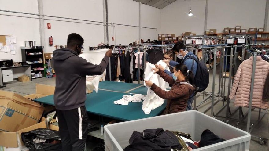 Jóvenes eligiendo telas en la Fundación El Sembrador