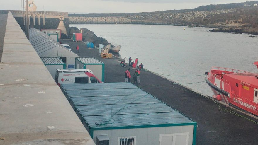 Salvamento acompaña a El Hierro a dos cayucos con 111 personas, entre ellos dos niños