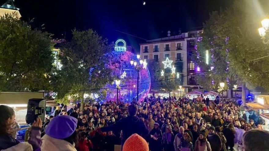 Música navideña sonando en la lectura del manifiesto por el 25N en Toledo: "Falta sensibilidad con las mujeres asesinadas"