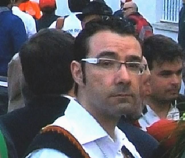 Carlos García Rioja, pregonero de la Semana Santa 2026 en León durante una procesión.
