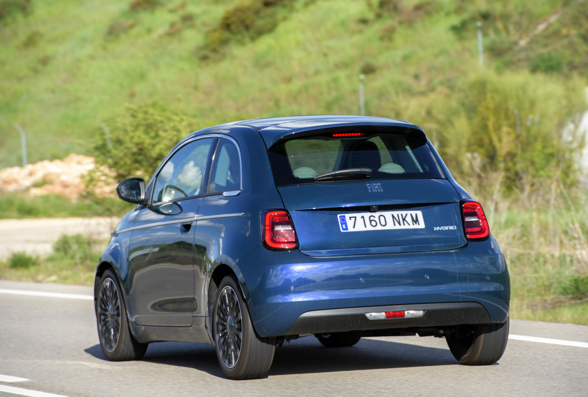 El Fiat 500 'mild hybrid', aquí en color azul.