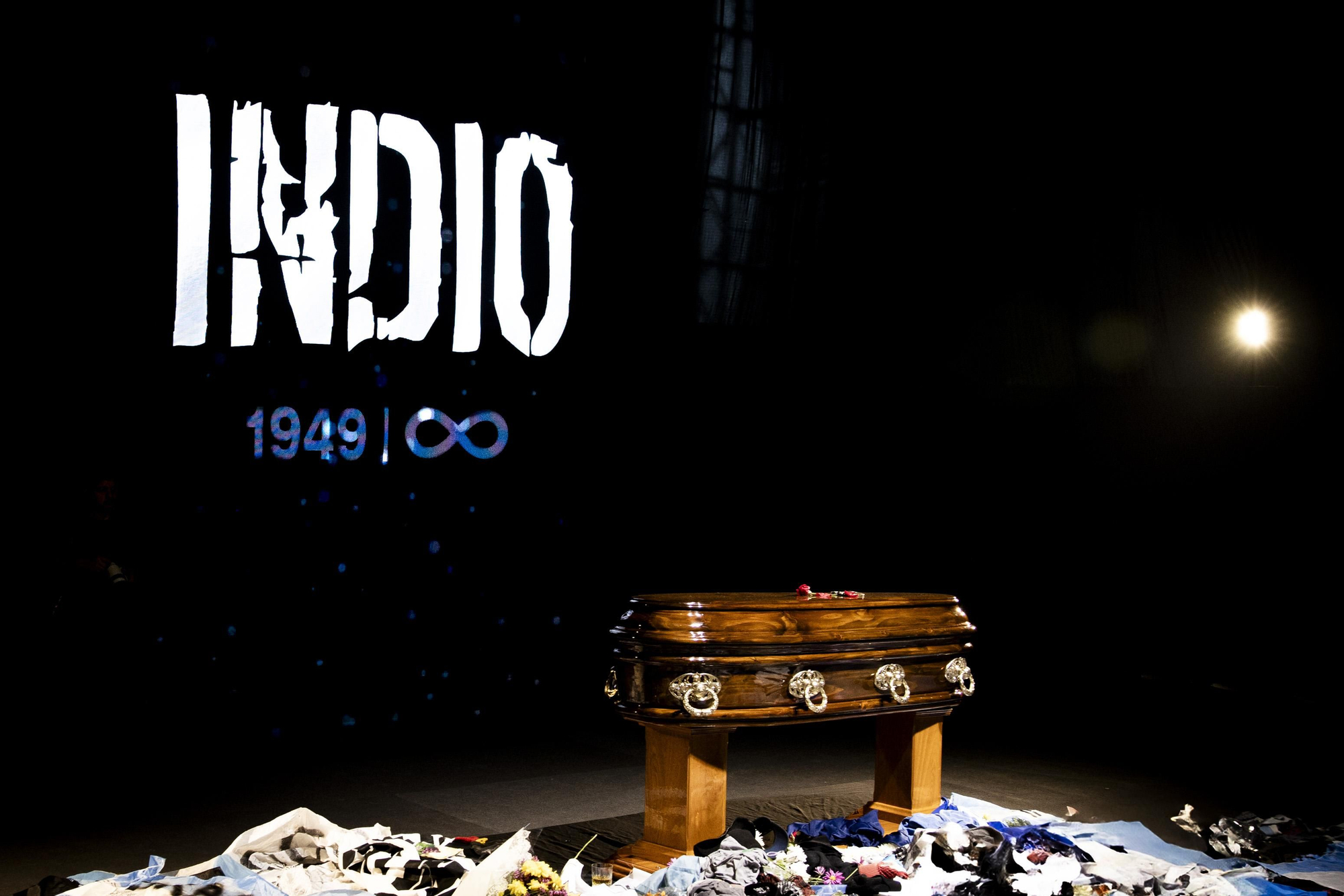 Emoción, respeto, homenajes y un eterno "gracias": la despedida al Indio Solari, en fotos