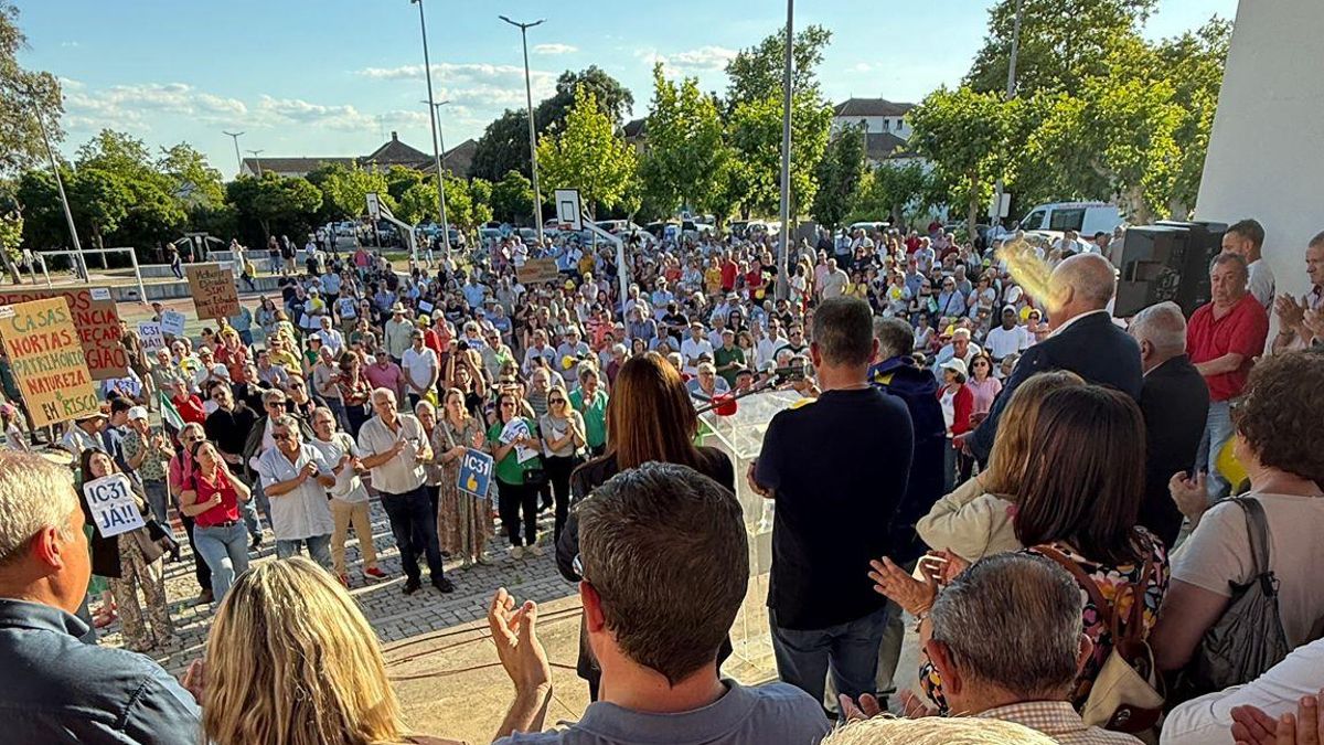 Cientos de personas se movilizan en la frontera para exigir la autovía entre el Norte de Extremadura y Portugal