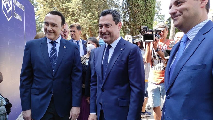 El presidente de la Junta de Andalucía, Juanma Moreno, con el rector de la UCO, José Carlos Gómez, y el alcalde de Córdoba, José María Bellido.