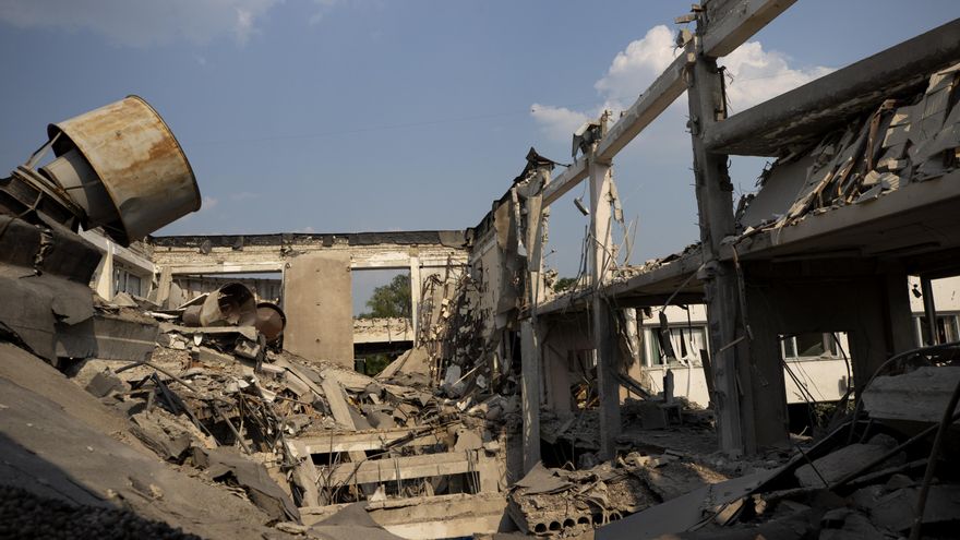 Vista de los restos de los bombardeos rusos sobre Ucrania. EFE/Orlando Barria