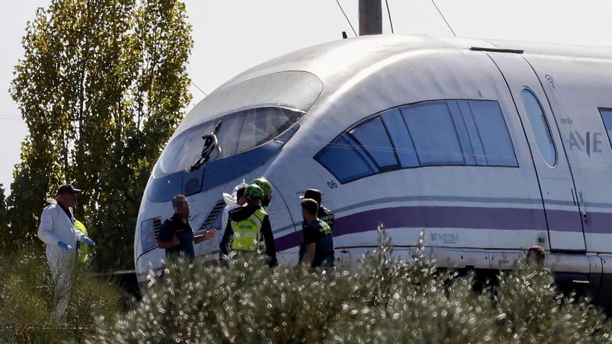 Servicios de emergencia y miembros de la Guardia Civil trabajan en el lugar del accidente de dos trenes de alta velocidad, uno de Renfe y otro de Iryo, a la altura de la estación de Urda (Toledo)