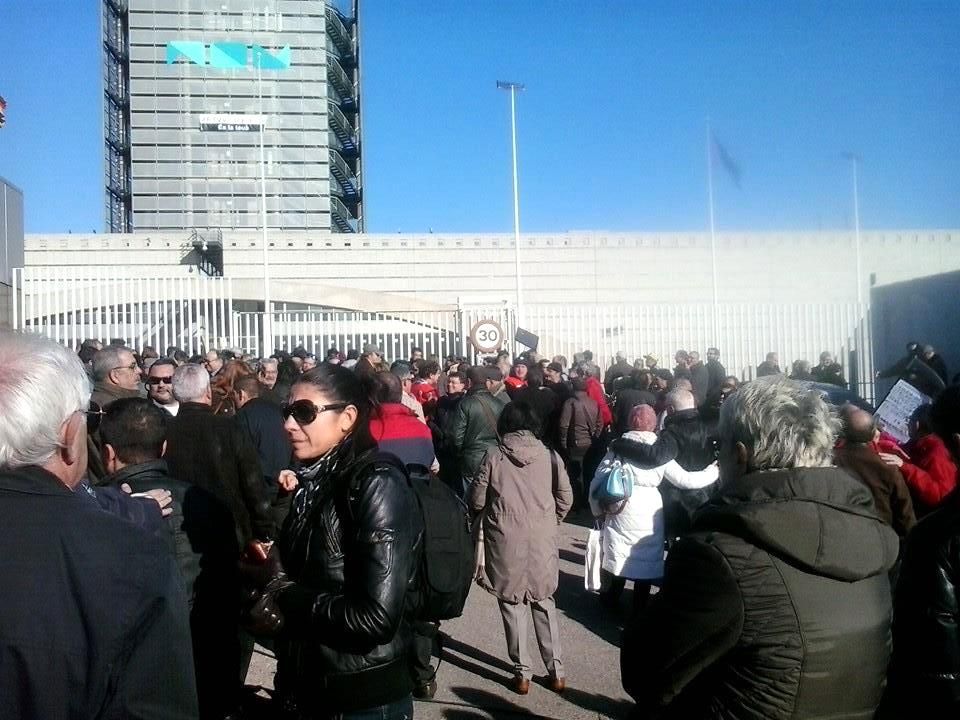 Los trabajadores de RTVV se concentran a las puertas de la sede de Canal 9 en Burjassot