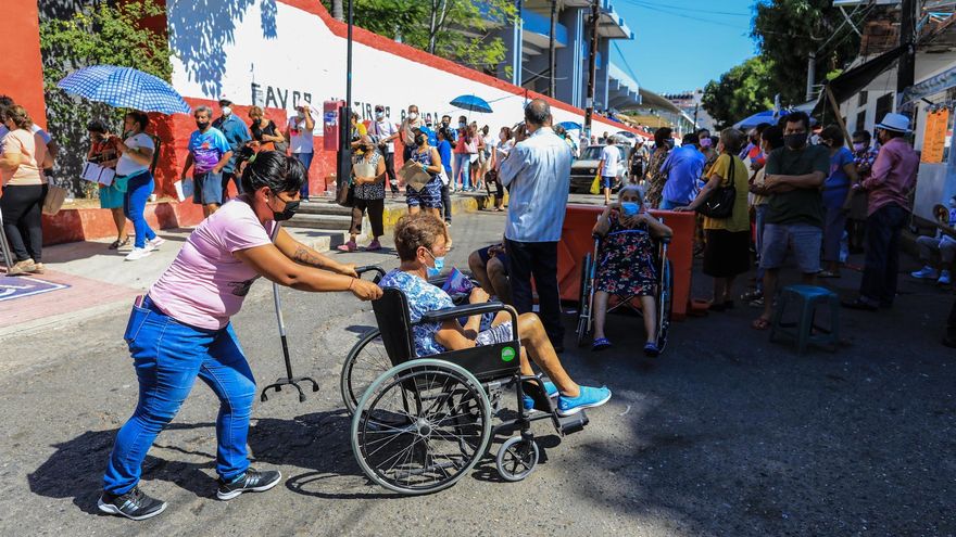 Centenares de adultos mayores hacen fila para ser vacunados en tercera dosis contra covid-19 hoy, en la Unidad Deportiva del balneario de Acapulco, estado de Guerrero (México).