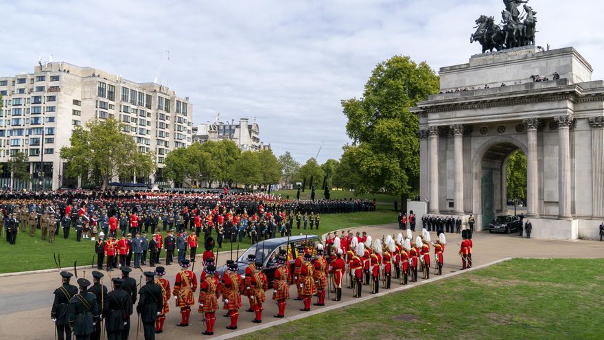 El cortejo fúnebre de Isabel II sale hacia Windsor.